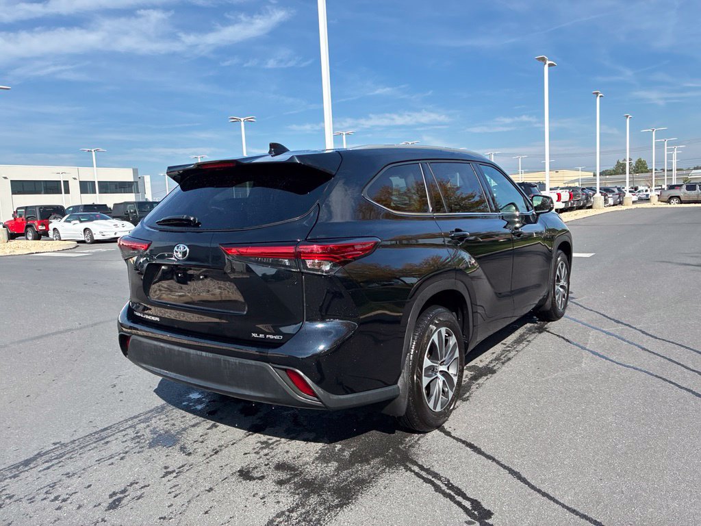Used 2022 Toyota Highlander XLE AWD/4WD image 8