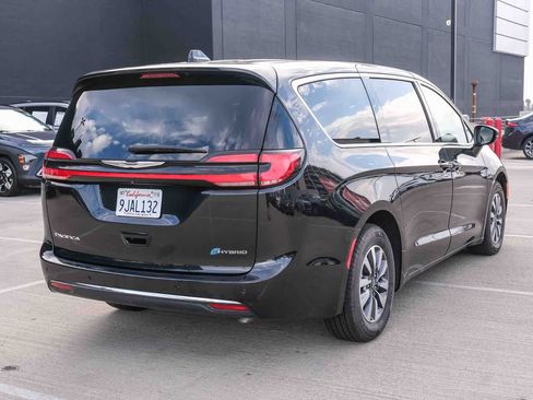 Used 2023 Chrysler Pacifica Touring-L FWD image 4