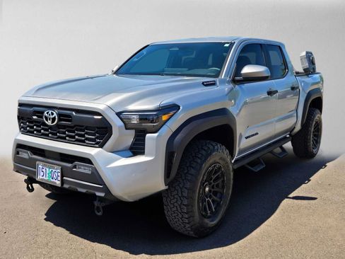 Certified 2025 Toyota Tacoma TRD Off-Road AWD/4WD image 8