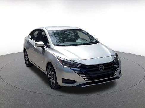 Used 2025 Nissan Versa SV FWD image 3