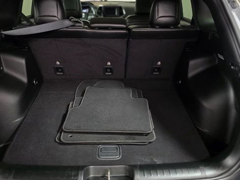 Used 2019 Jeep Cherokee Latitude Plus w/ Comfort/Convenience Group image 6