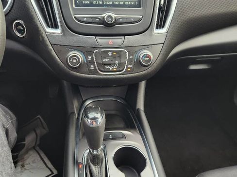 Used 2017 Chevrolet Malibu LT image 22