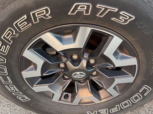 Used 2021 Toyota Tacoma TRD Off-Road image 9