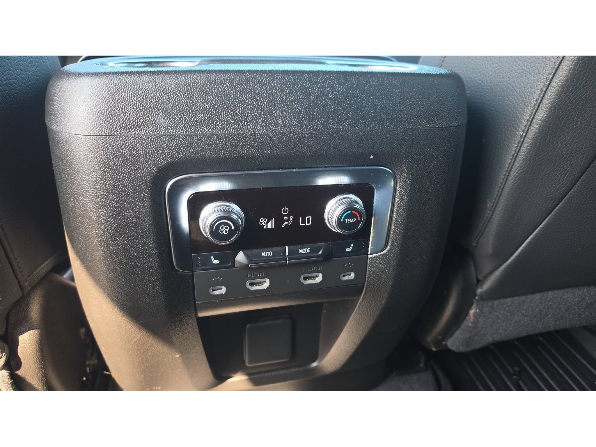 Used 2021 GMC Yukon Denali w/ Denali Ultimate Package RWD image 16