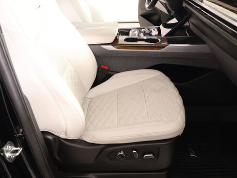 Used 2025 Cadillac Escalade ESV Sport Platinum w/ LPO, Floor Liner Package AWD/4WD image 15