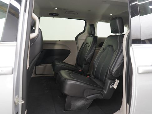 Used 2024 Chrysler Pacifica Touring-L image 21