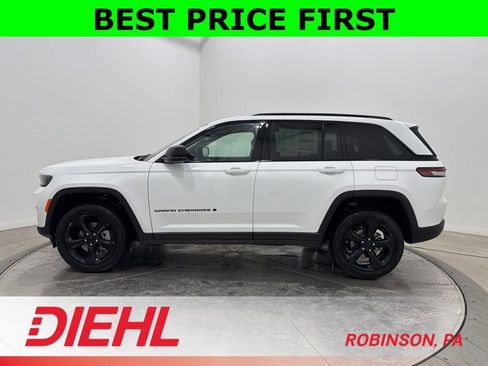 New 2025 Jeep Grand Cherokee Limited w/ Black Appearance Package image 4