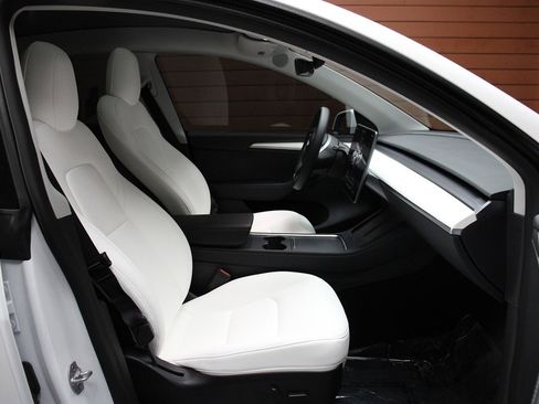 Used 2022 Tesla Model Y Long Range image 19