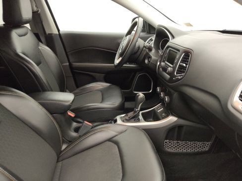 Used 2018 Jeep Compass Latitude FWD image 21