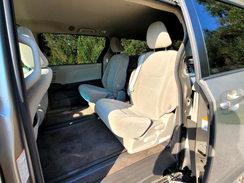 Used 2017 Toyota Sienna LE image 18