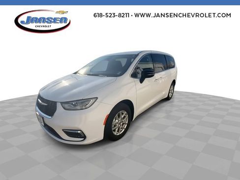 Used 2024 Chrysler Pacifica Touring-L image 4