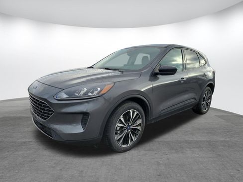 Used 2022 Ford Escape SE w/ SE Sport Appearance Package image 3