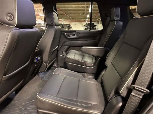 Used 2024 GMC Yukon SLT w/ SLT Luxury Package image 15