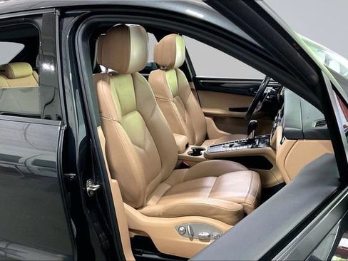 Used 2020 Porsche Macan w/ Premium Package Plus AWD/4WD image 9