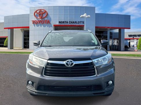Used 2016 Toyota Highlander XLE FWD image 2