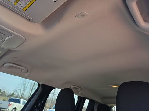 Used 2020 Jeep Renegade Latitude w/ Cold Weather Group image 31