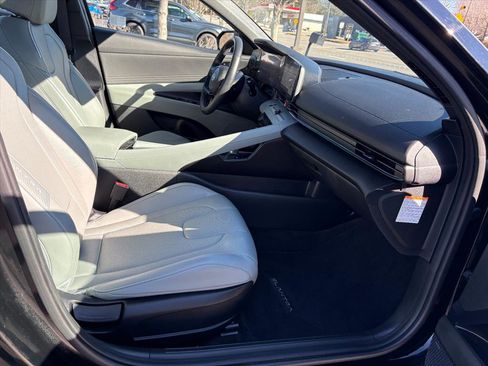 Certified 2025 Hyundai Elantra Limited image 17