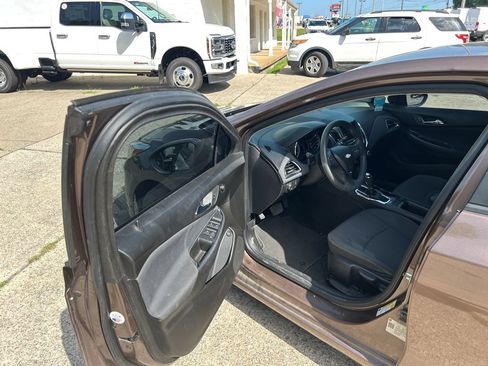 Used 2019 Chevrolet Cruze LS w/ LS Convenience Package FWD image 17