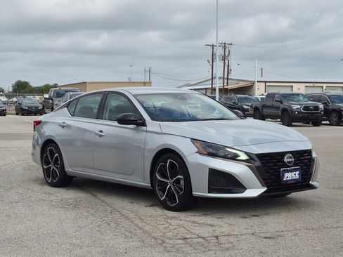 Used 2024 Nissan Altima 2.5 SR FWD image 3