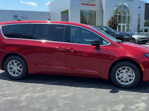 New 2027 Chrysler Pacifica Select FWD image 8