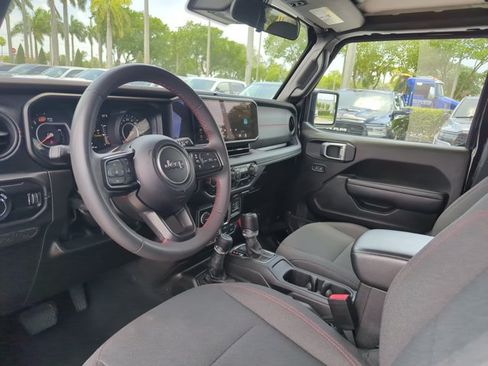 Used 2024 Jeep Wrangler Unlimited Rubicon AWD/4WD image 5