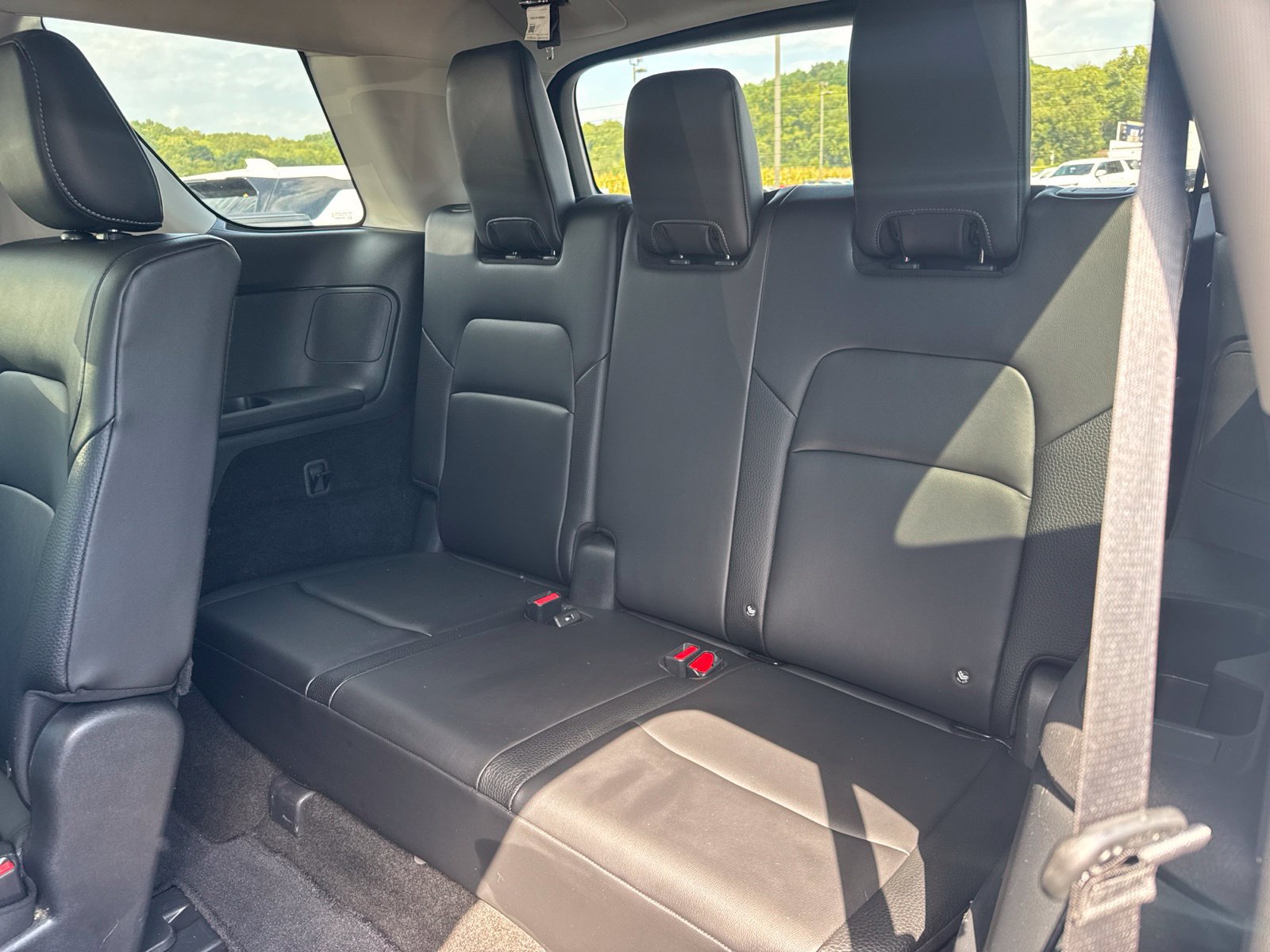 Used 2025 Nissan Pathfinder SL AWD/4WD image 16