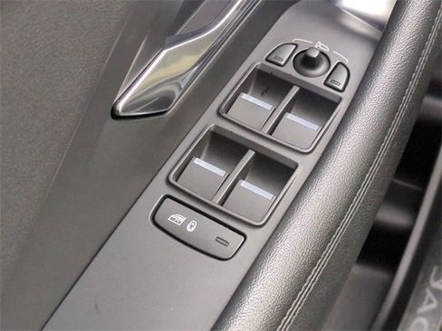 Used 2020 Jaguar E-PACE SE image 25