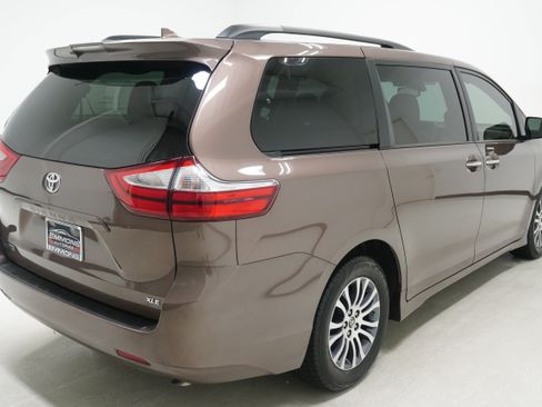 Used 2019 Toyota Sienna XLE FWD image 4