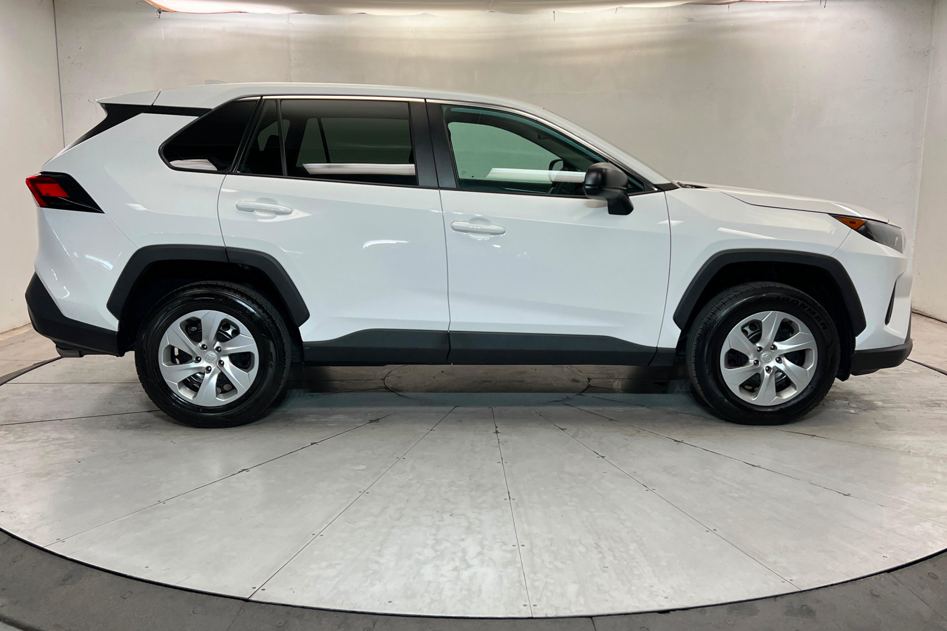 Used 2022 Toyota RAV4 LE FWD image 7