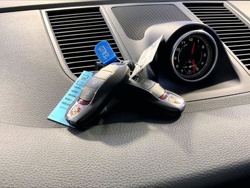 Used 2021 Porsche Macan image 21