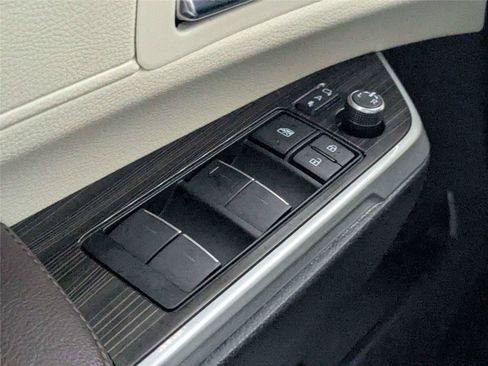 Certified 2022 Toyota Sienna Platinum FWD image 16