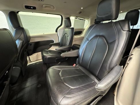 Used 2022 Chrysler Pacifica Touring-L FWD image 19