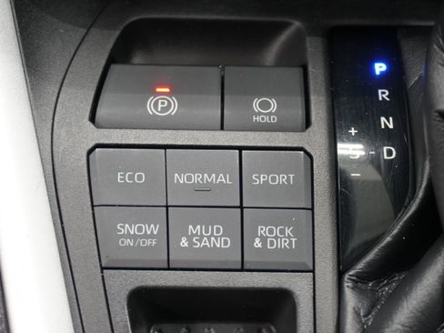 Used 2021 Toyota RAV4 XLE AWD/4WD image 19