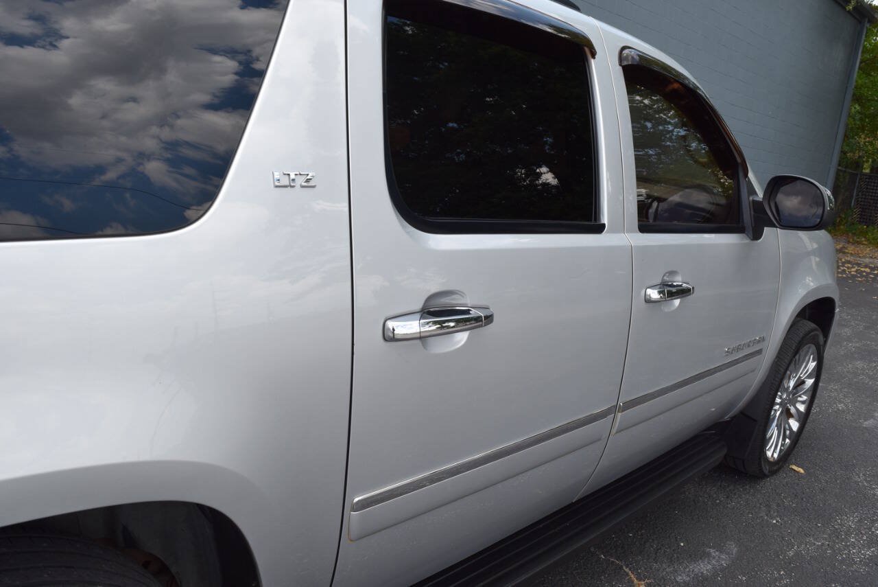Used 2014 Chevrolet Suburban LTZ RWD image 16