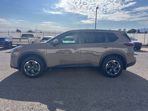 Used 2024 Nissan Rogue SV FWD image 2