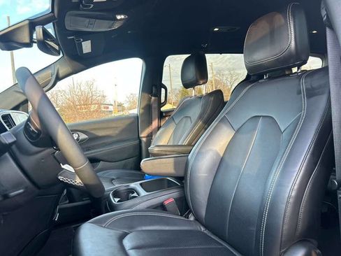 Used 2025 Chrysler Pacifica Select image 11