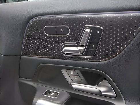 Used 2025 Mercedes-Benz GLA 250 4MATIC image 16