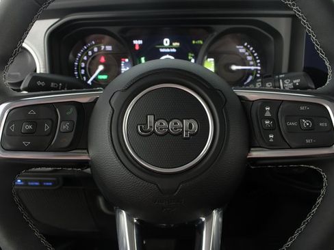 Used 2025 Jeep Wrangler Unlimited Sahara image 12