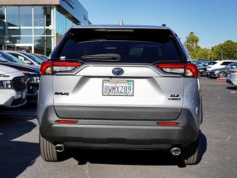 Used 2021 Toyota RAV4 XLE AWD/4WD image 10