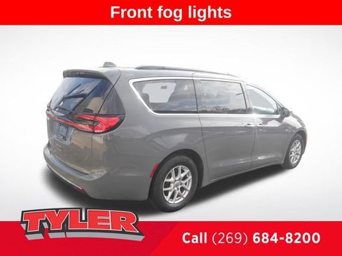 Used 2022 Chrysler Pacifica Touring-L FWD image 8