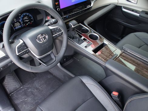 Used 2026 Toyota Sienna Platinum AWD/4WD image 14