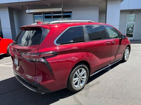 Used 2022 Toyota Sienna Platinum AWD/4WD image 3