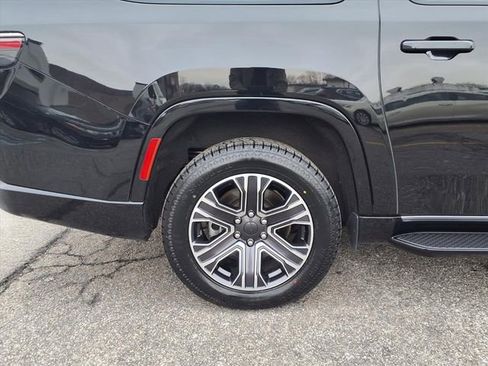 Used 2024 Jeep Wagoneer L Series II w/ Flexible Seating Group image 9