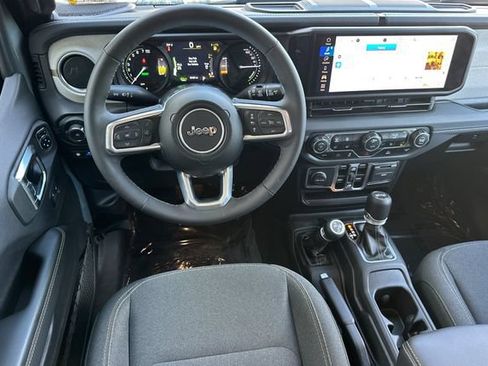 Used 2025 Jeep Wrangler Unlimited Sahara AWD/4WD image 16