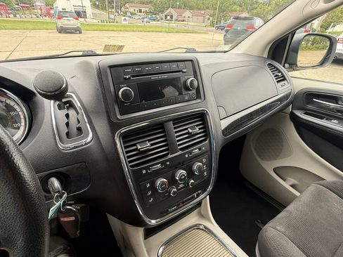 Used 2012 Dodge Grand Caravan SXT FWD image 17
