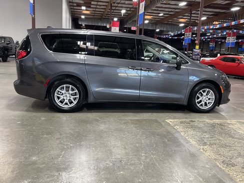 Used 2022 Chrysler Voyager LX FWD image 6