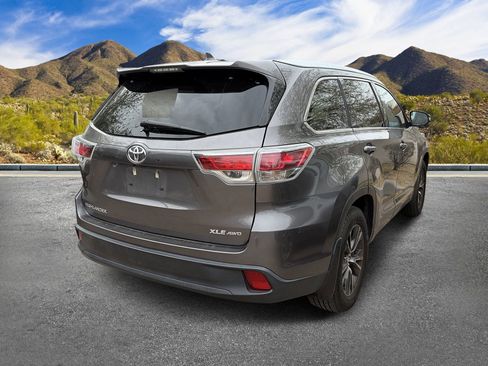Used 2016 Toyota Highlander XLE AWD/4WD image 4
