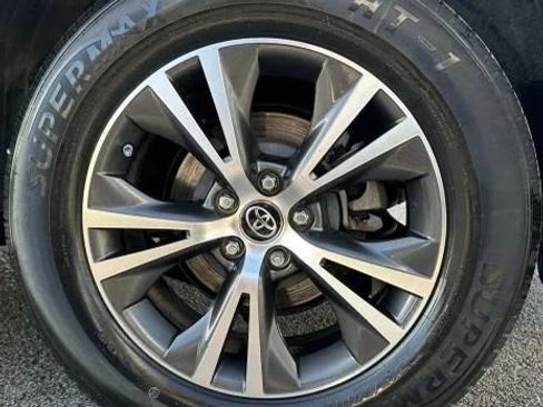 Used 2016 Toyota Highlander XLE image 14