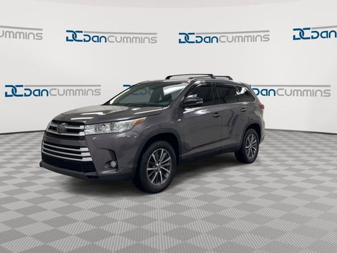 Used 2019 Toyota Highlander XLE FWD image 4