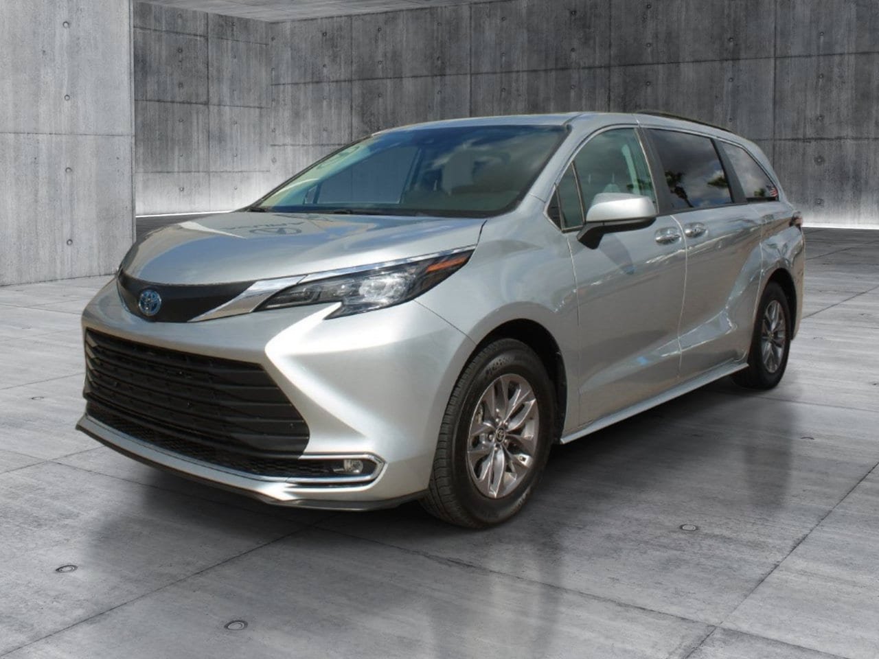 Used 2024 Toyota Sienna XLE FWD image 10
